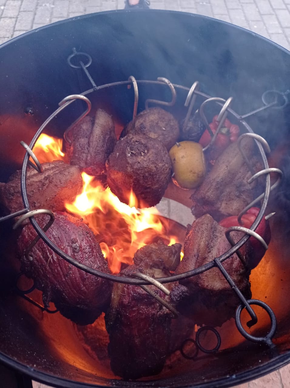 Barril de hierro resistente ideal para asar, hornear y ahumar carnes. Tamaño perfecto para uso familiar o eventos medianos. Cocina con brasa, humo y tradición.
