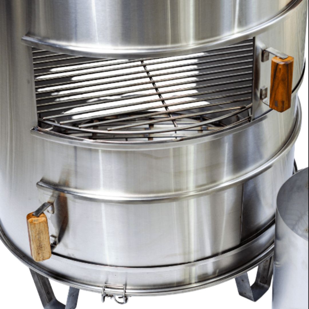 Con estructura robusta en acero inoxidable 304, este barril está diseñado para asar, hornear y ahumar carne con precisión. Un todo en uno para verdaderos maestros del fuego.