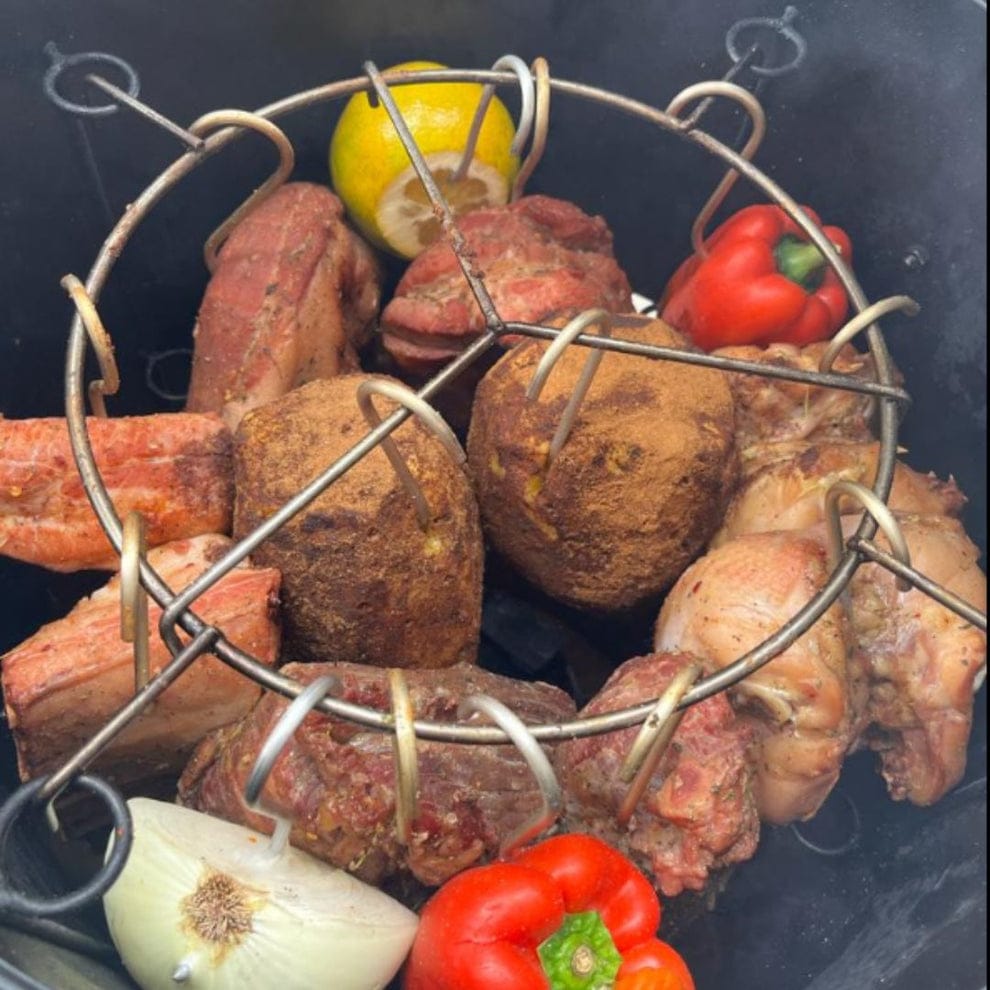Barril de hierro resistente ideal para asar, hornear y ahumar carnes. Tamaño perfecto para uso familiar o eventos medianos. Cocina con brasa, humo y tradición.