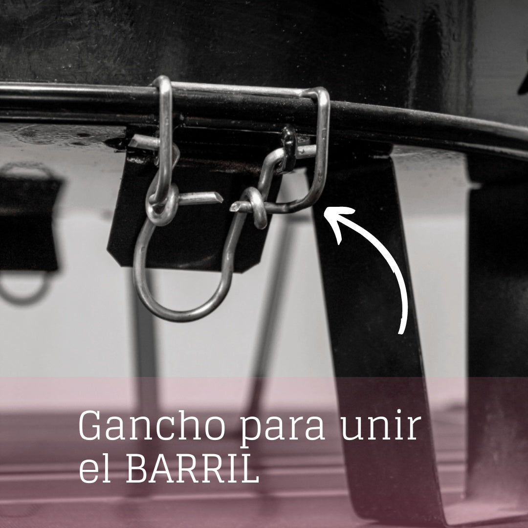 Asador compacto encendido – carne cocinándose en barril pequeño al carbón