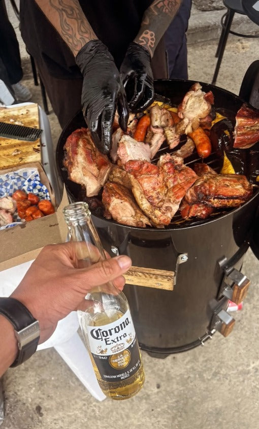 El Barril Junior es perfecto para asados familiares, balcones o terrazas. Su diseño compacto no sacrifica sabor: ideal para cocinar carnes jugosas al carbón.