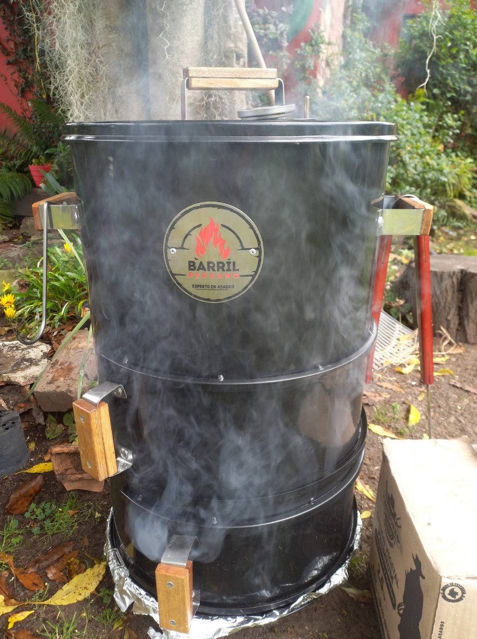 Barril de hierro resistente ideal para asar, hornear y ahumar carnes. Tamaño perfecto para uso familiar o eventos medianos. Cocina con brasa, humo y tradición.