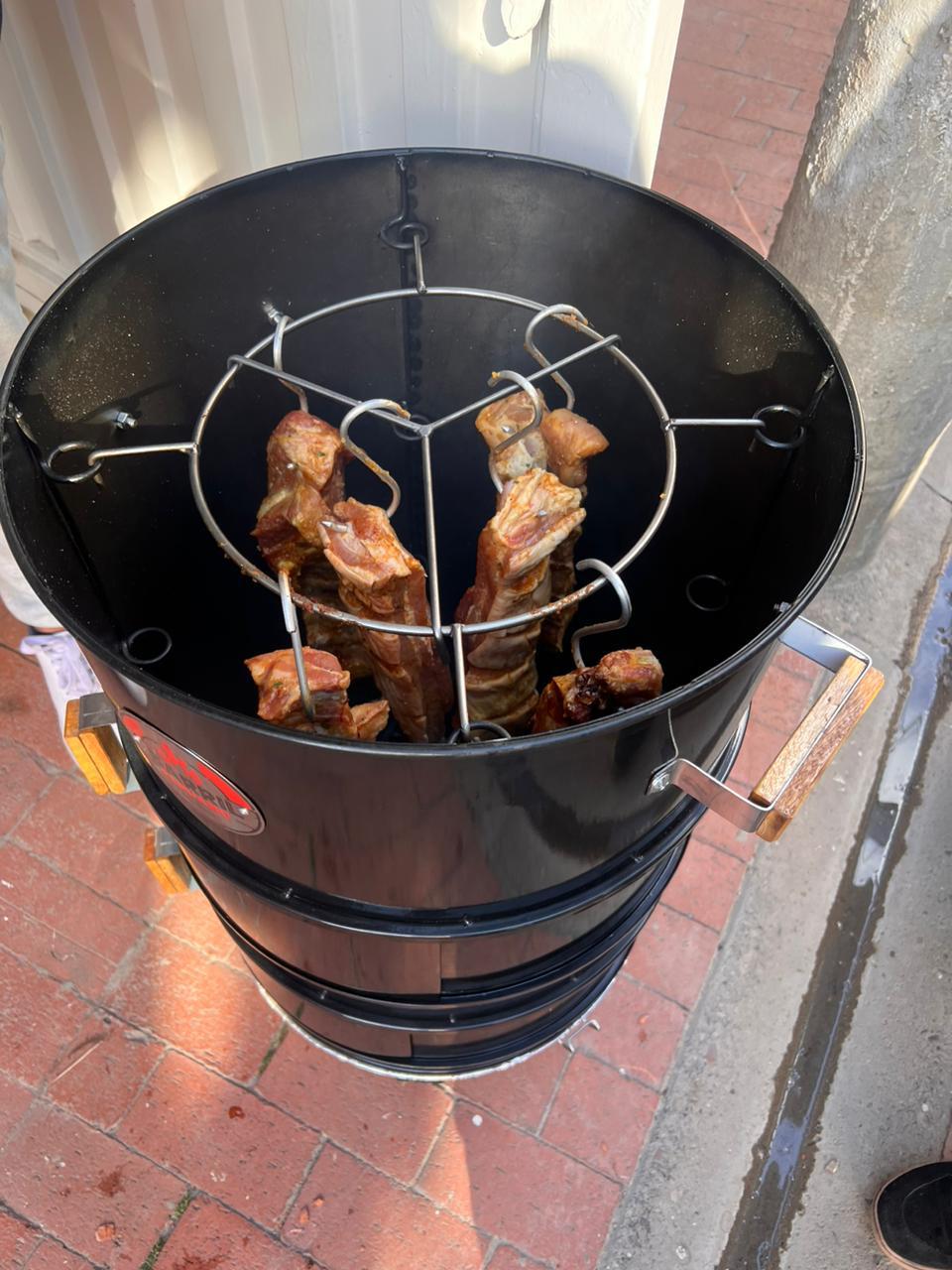 El Barril Junior es perfecto para asados familiares, balcones o terrazas. Su diseño compacto no sacrifica sabor: ideal para cocinar carnes jugosas al carbón.