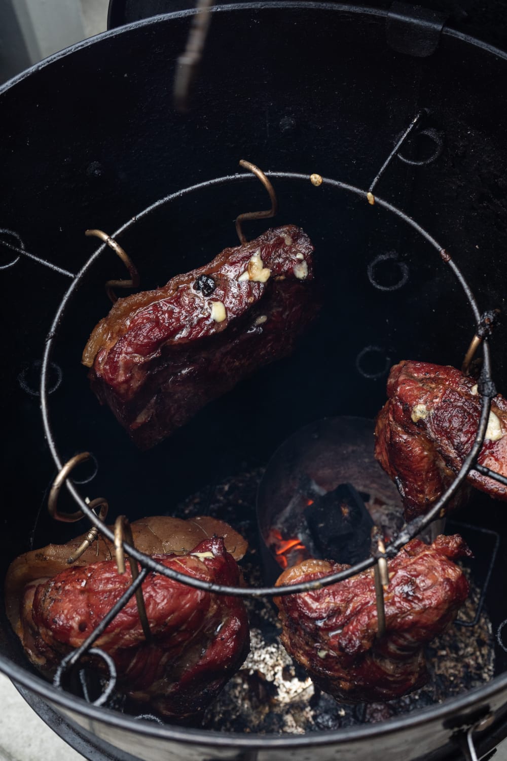 Barril de hierro resistente ideal para asar, hornear y ahumar carnes. Tamaño perfecto para uso familiar o eventos medianos. Cocina con brasa, humo y tradición.