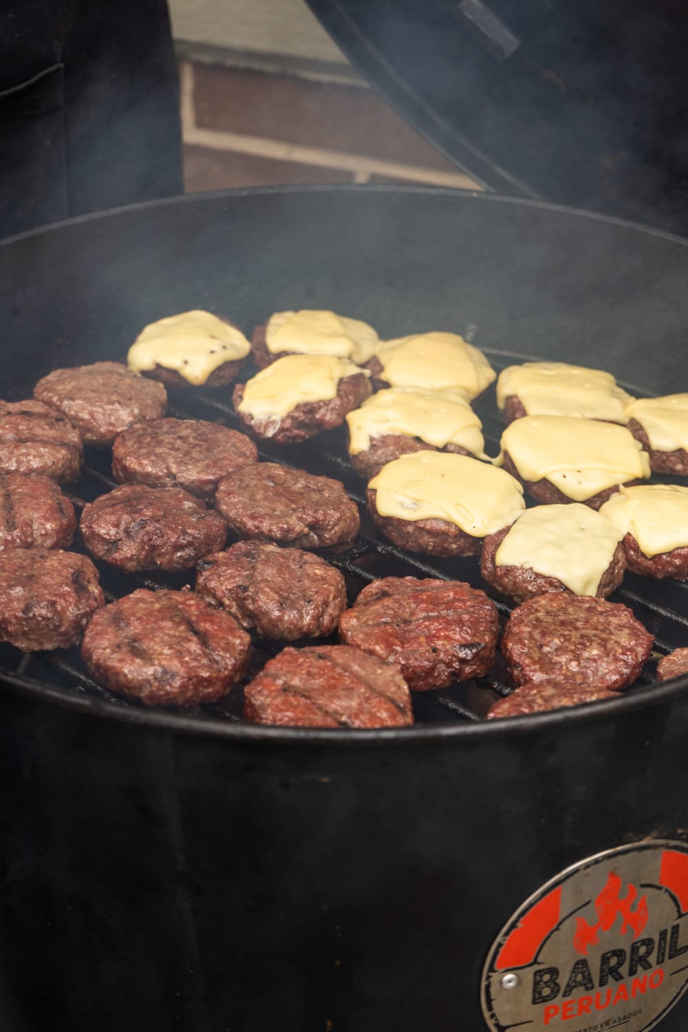 Barril parrillero mediano de hierro – ideal para asar y ahumar carne con técnica tradicional