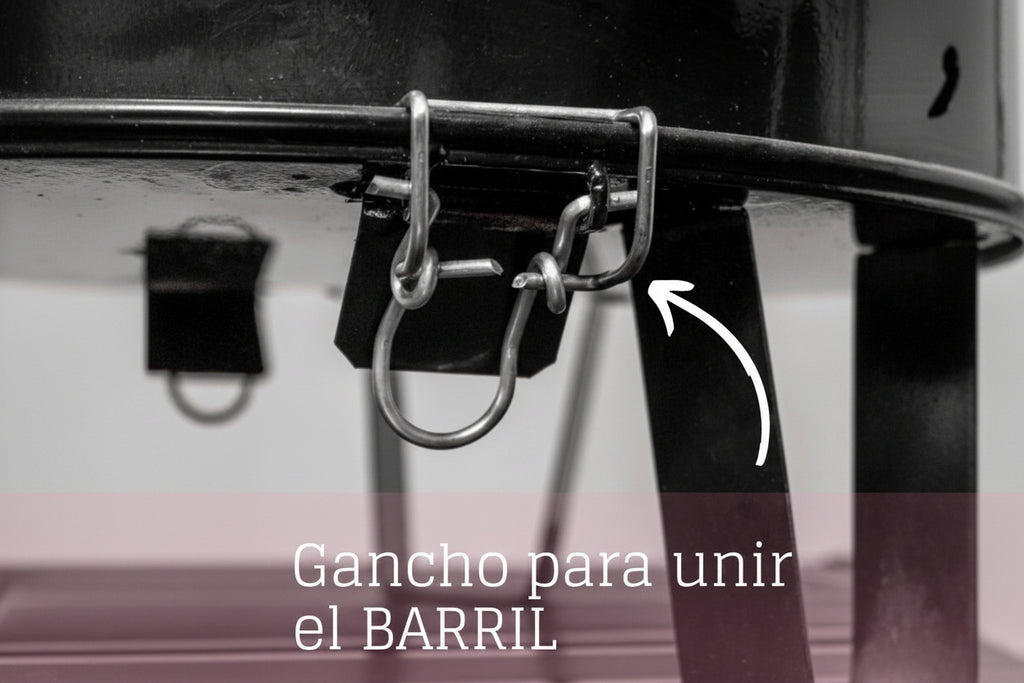 Asador compacto encendido – carne cocinándose en barril pequeño al carbón