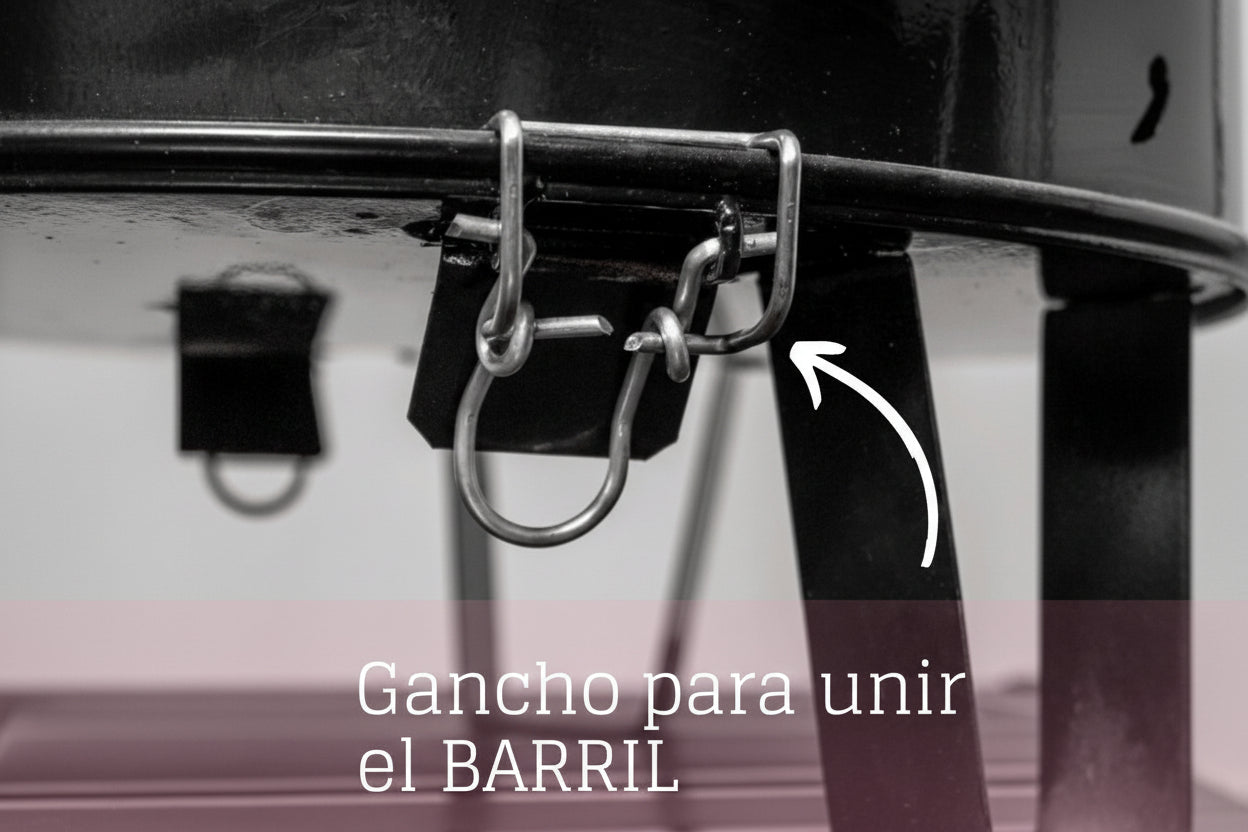 Asador compacto encendido – carne cocinándose en barril pequeño al carbón