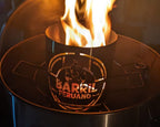 Carbonera fabricada en acero o hierro resistente, ideal para colocar carbón en parrillas o barriles. Diseño práctico y duradero.