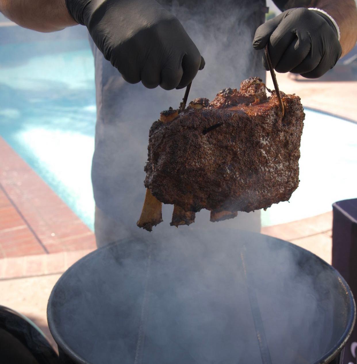 Asador vertical compacto – carne cocinándose en barril Junior al carbón