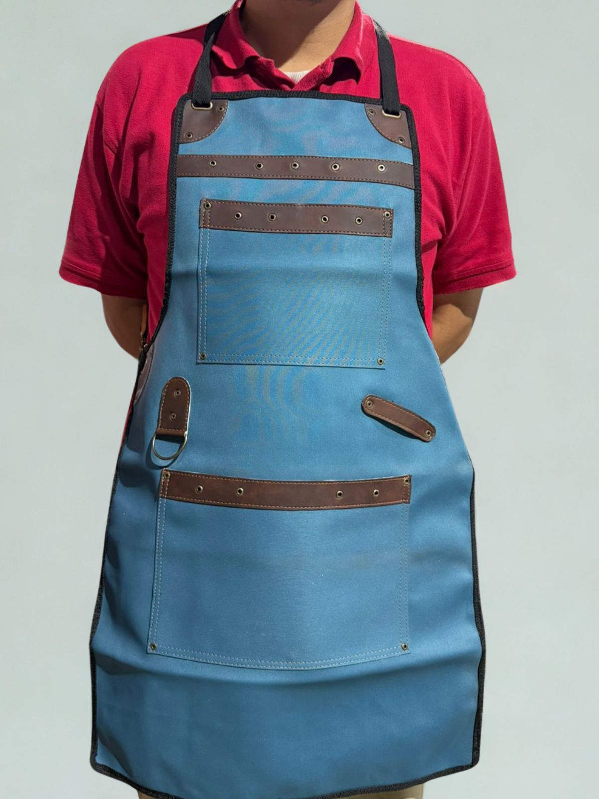 Delantal resistente al calor y la grasa, fabricado en material sintético fácil de limpiar. Protege tu ropa mientras cocinas con estilo frente al barril o parrilla.