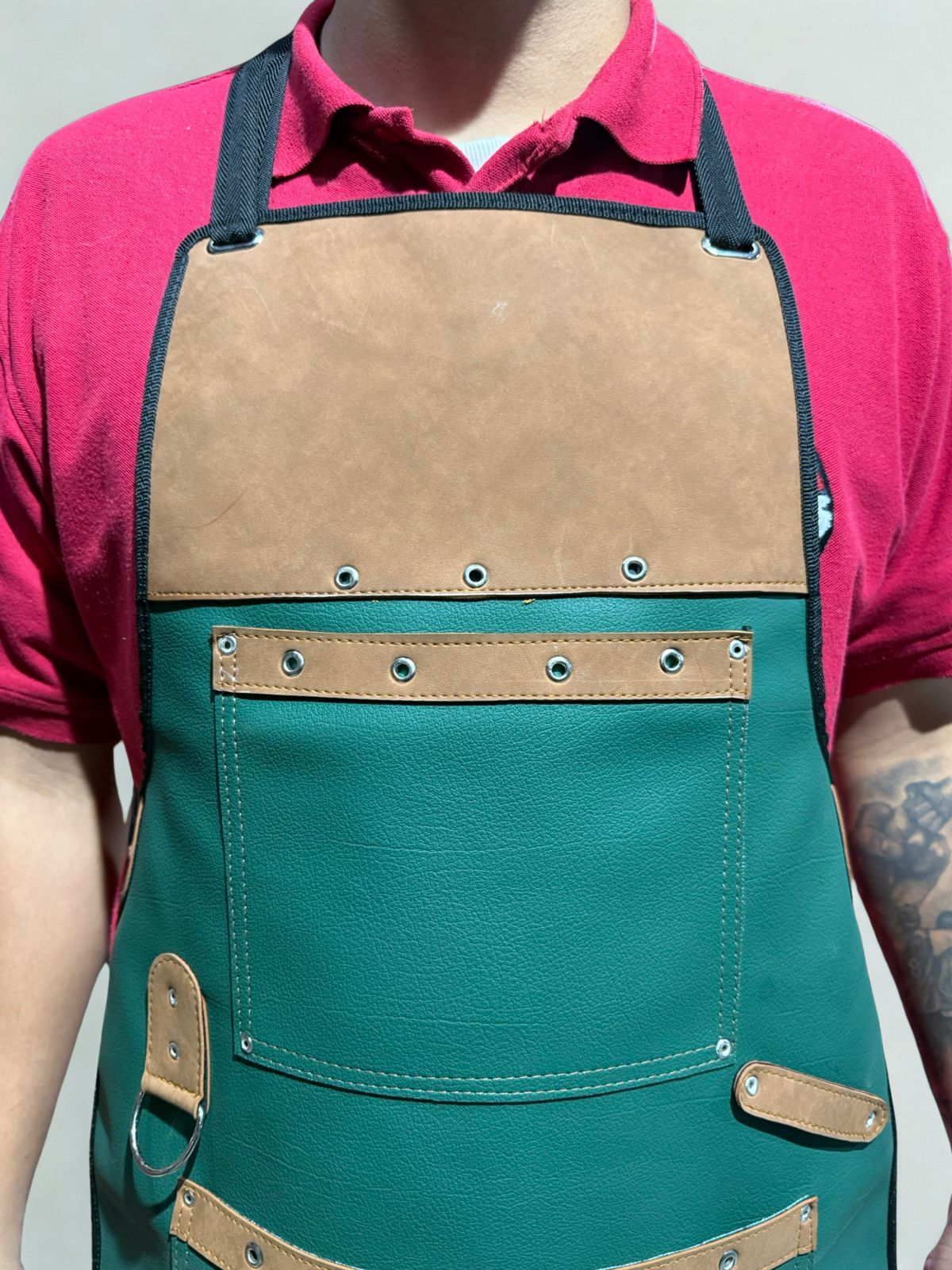 Delantal resistente al calor y la grasa, fabricado en material sintético fácil de limpiar. Protege tu ropa mientras cocinas con estilo frente al barril o parrilla.