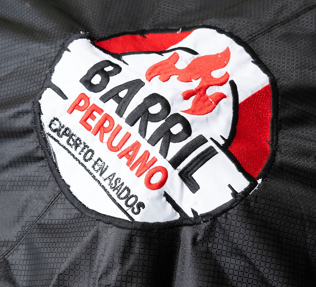 Forro aislante para barriles parrilleros. Protege del viento, lluvia y ayuda a conservar mejor el calor durante la cocción. Ideal para cocinar en exteriores en cualquier clima.