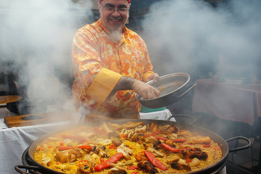 Asador de barril grande en uso con carnes colgando – cocción vertical con sabor ahumado