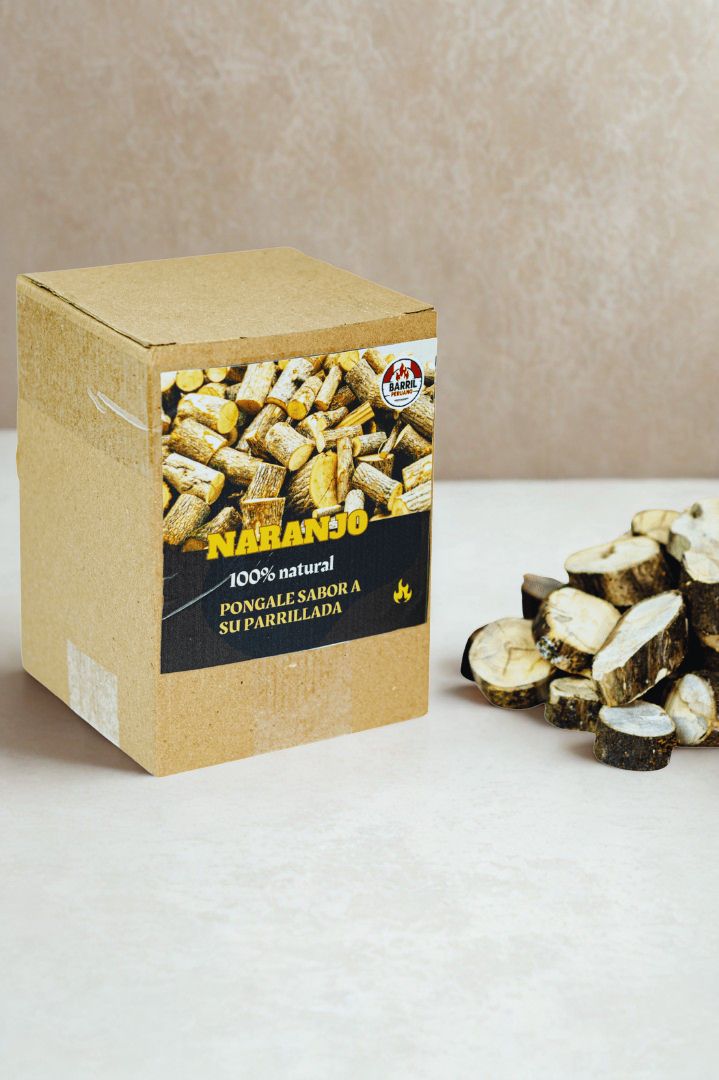 Leña de naranjo 100% natural, seca y lista para usar. Perfecta para aportar sabor ahumado y aromas cítricos suaves a tus carnes en barril, parrilla u horno.