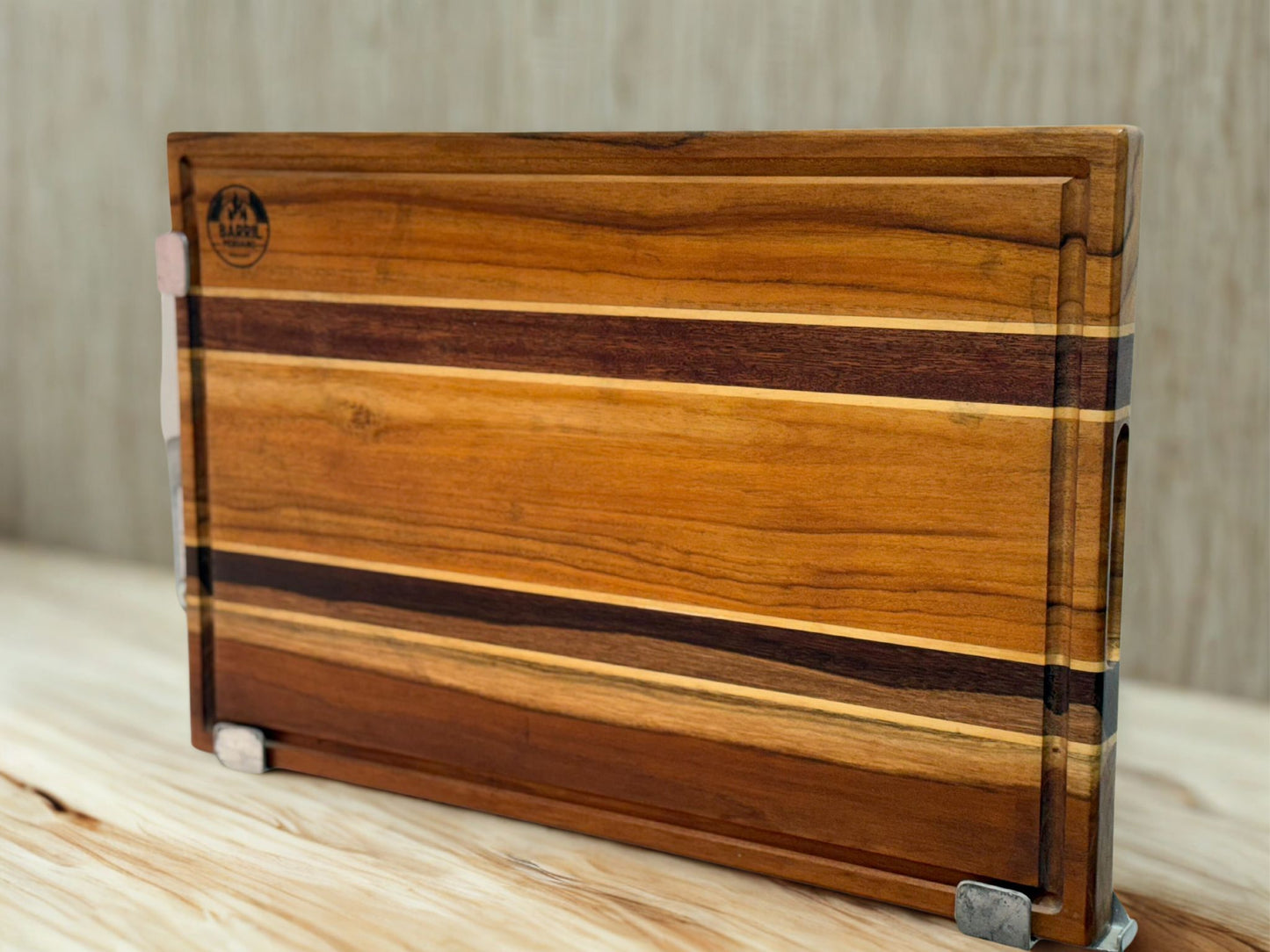Tabla de teca natural de gran tamaño, resistente al agua y a los cortes. Ideal para carnes, embutidos o servir en la mesa. Perfecta para parrilla, cocina o eventos.